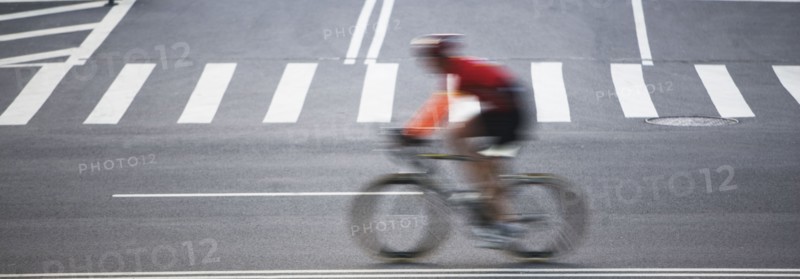 Cyclist on street. Photo : fotog