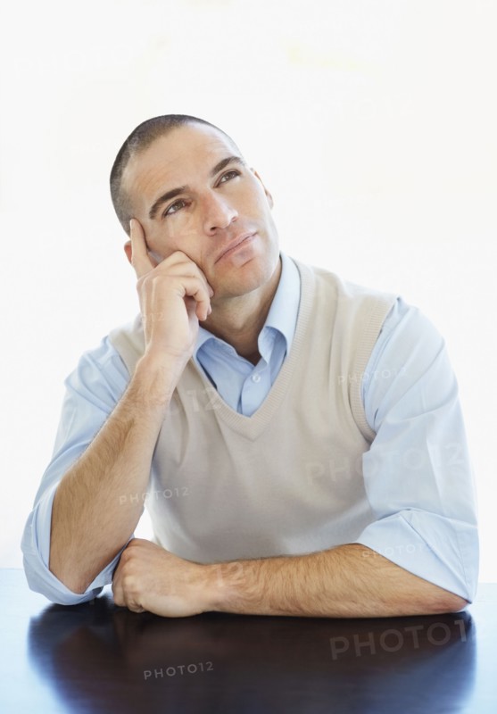Mid adult man contemplating. Photo : Momentimages
