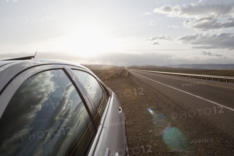 USA, Utah, Car on empty freeway. Photo : Johannes Kroemer