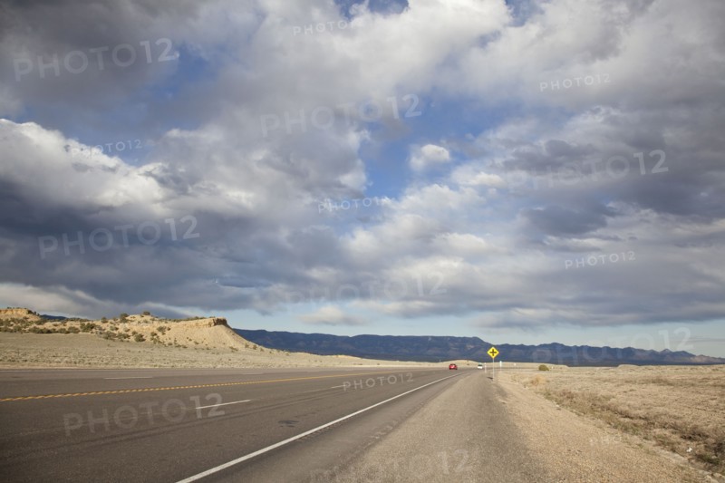 Road in desert. Photo : Johannes Kroemer