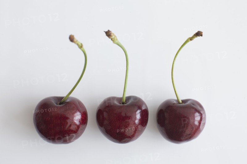 Three ripe cherries. Photo : David Engelhardt