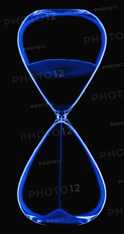 Studio shot of hour-glass on black background. Photo : Mike Kemp