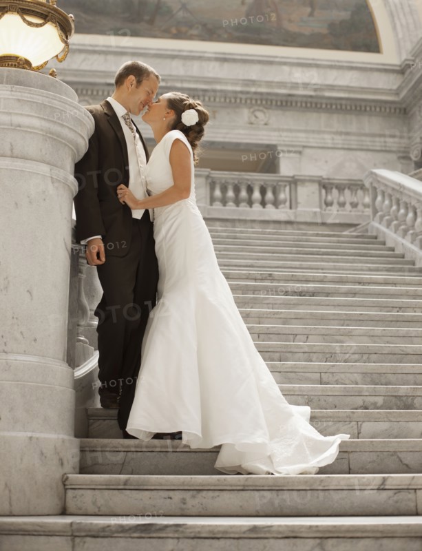 Bride and groom kissing on steps. Photo : FBP