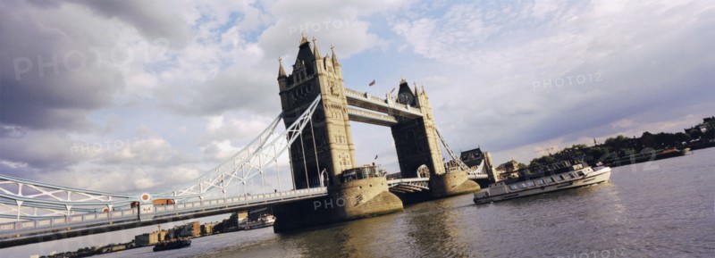 Tower bridge on Thames River. Photo : Fisher Litwin