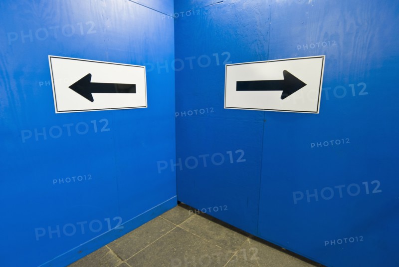 Arrow signs on blue wall. Photo : Antonio M. Rosario