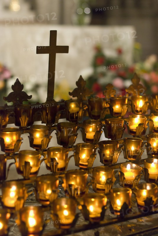 Cross with candles in cathedral. Photo : Antonio M. Rosario