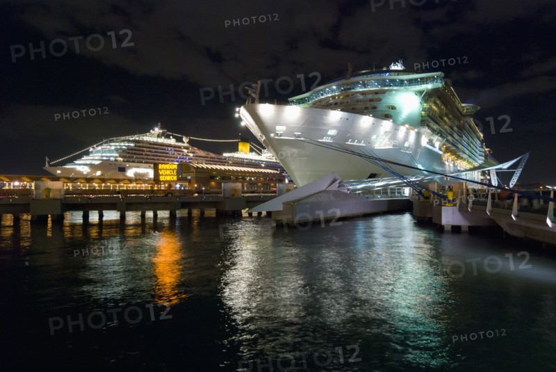 Cruise ships in harbor. Photo : Antonio M. Rosario