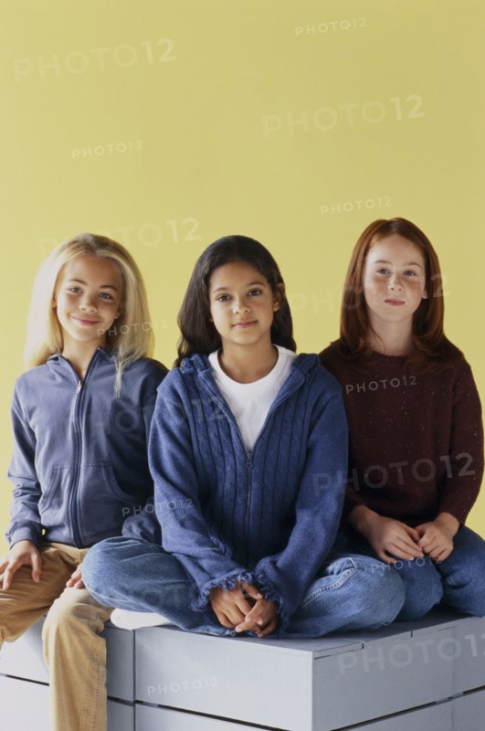 Three friends sitting together. Photo : Fisher Litwin