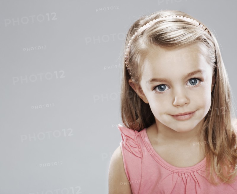 Studio portrait of girl (4-5) smiling. Photo : FBP
