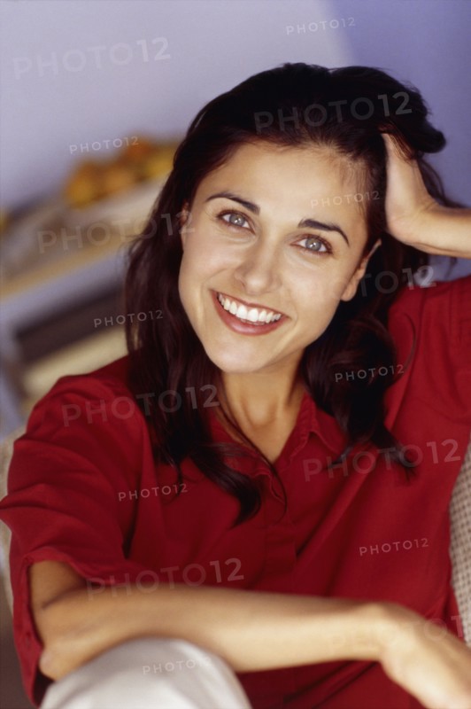 Smiling brunette woman. Photo : Fisher Litwin