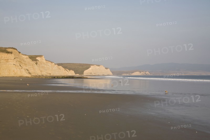 Cliffs by sea. Photo : Johannes Kroemer