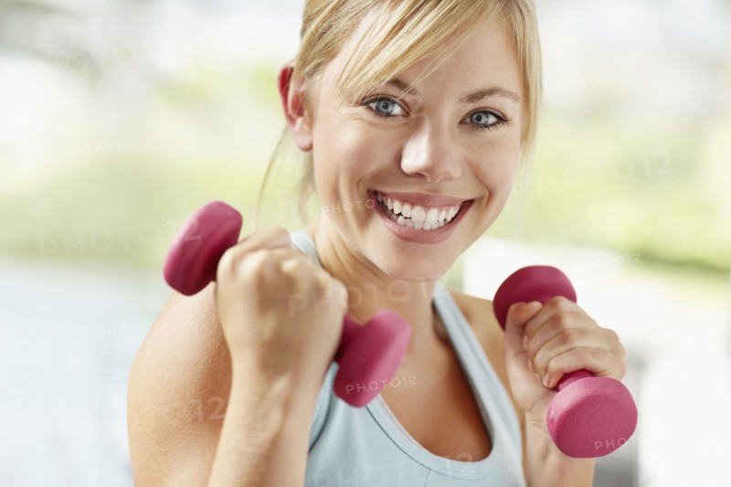Portrait of young blonde woman exercising. Photo : Momentimages