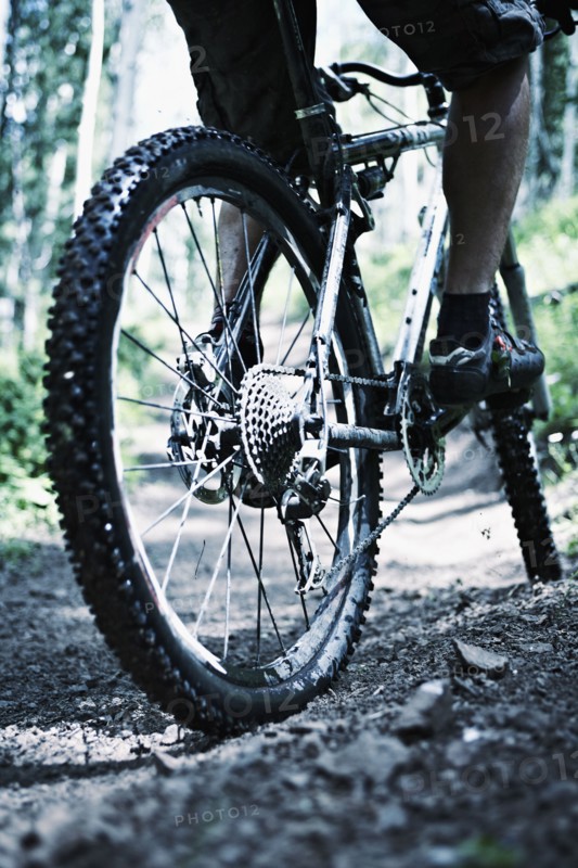 Man mountain biking . Photo : Shawn O'Connor