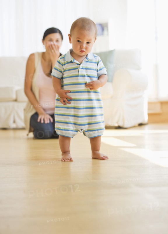 Mother watching her son's first steps (6-11 months). Photo : Daniel Grill