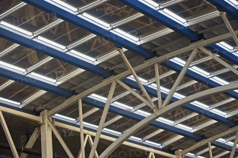 USA, New York State, New York City, Solar panels on glass roof of modern building. Photo : fotog