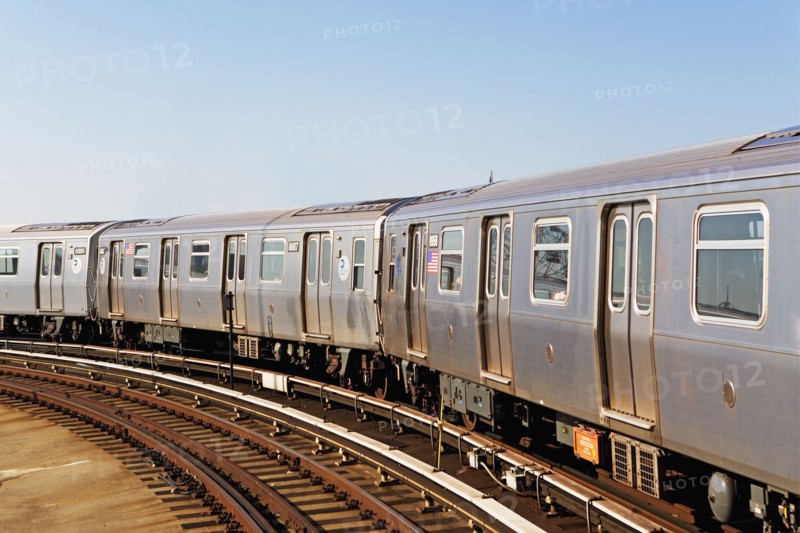Train on railroad track. Photo : fotog