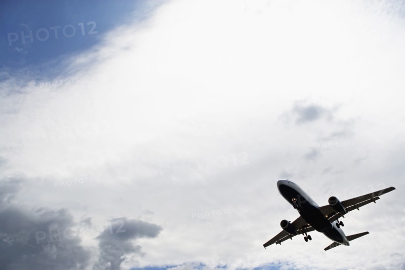 Silhouette of flying airplane. Photo : fotog