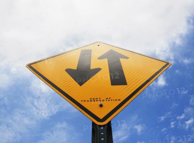 Road sign against sky, low angle view. Photo : fotog