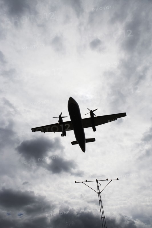 Silhouette of flying airplane. Photo : fotog