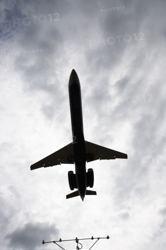 Silhouette of flying airplane. Photo : fotog