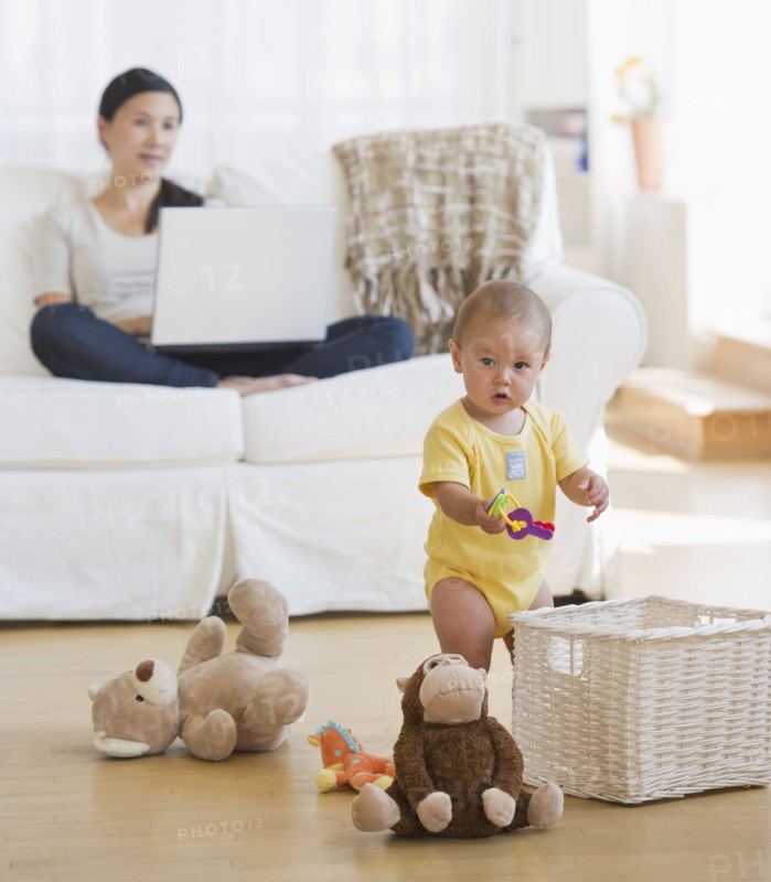 Baby boy (12-17 months) with mother in room. Photo : Daniel Grill