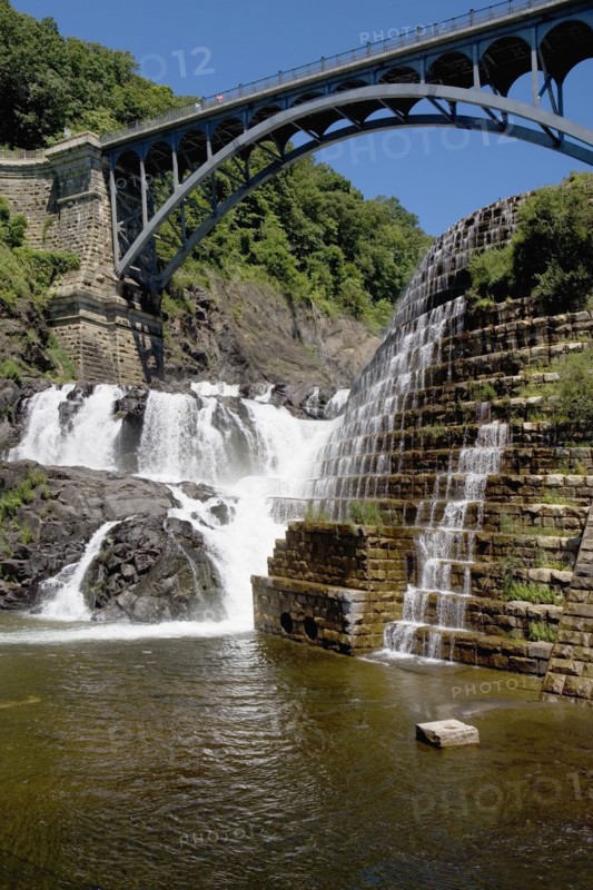 USA, New York State, Croton, Dam and waterfall under bridge. Photo : fotog
