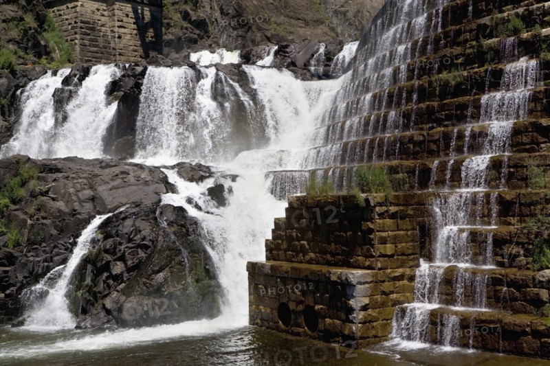 USA, New York State, Croton, Dam and waterfall under bridge. Photo : fotog