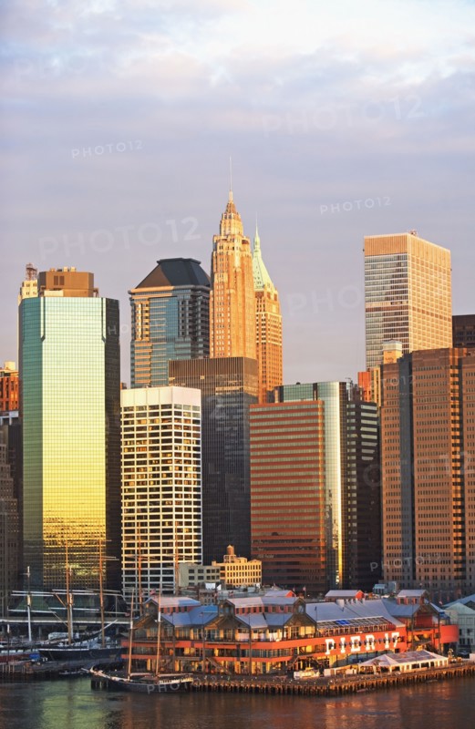 USA, New York State, New York City, South Street Seaport and skyscrapers. Photo : fotog