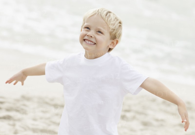Portrait of boy (4-5) playing on beach. Photo : Momentimages