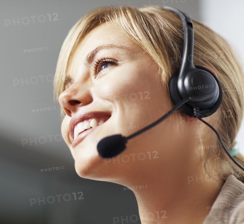 Young female customer service representative. Photo : Momentimages