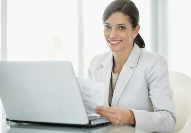 Businesswoman working on laptop. Photo : Momentimages