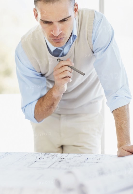 Architect working in office. Photo : Momentimages