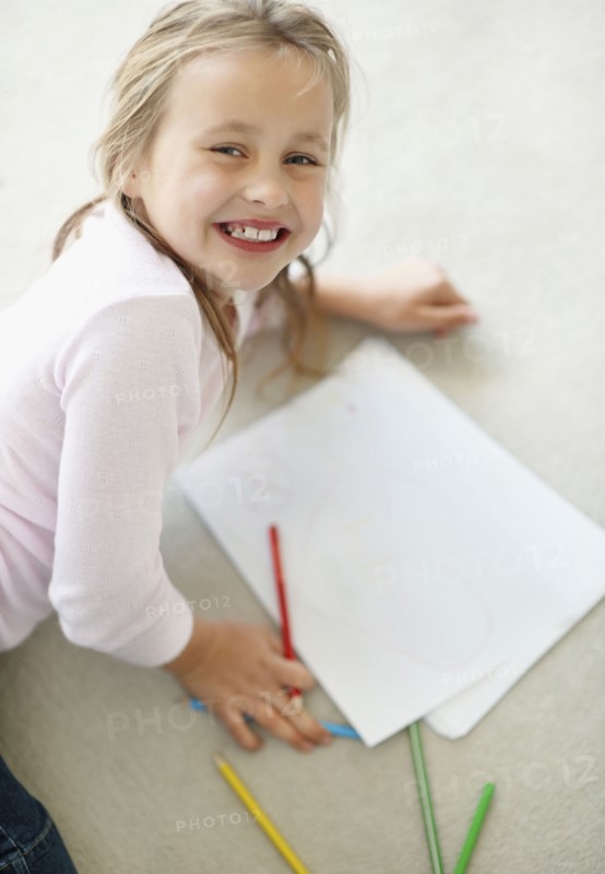 Girl (10-11) drawing. Photo : Momentimages