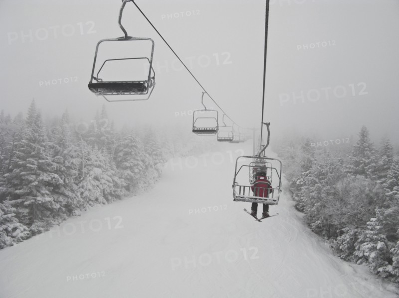 Skier on chair lift. Photo : Johannes Kroemer