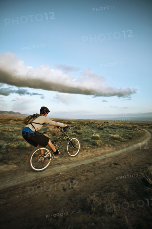 Man mountain biking on dirt track. Photo : Shawn O'Connor
