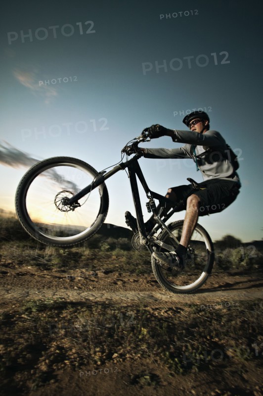 Man mountain biking on dirt track. Photo : Shawn O'Connor