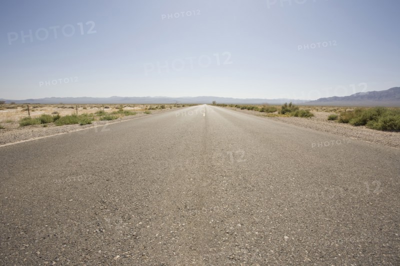 Road in desert. Photo : Chris Hackett