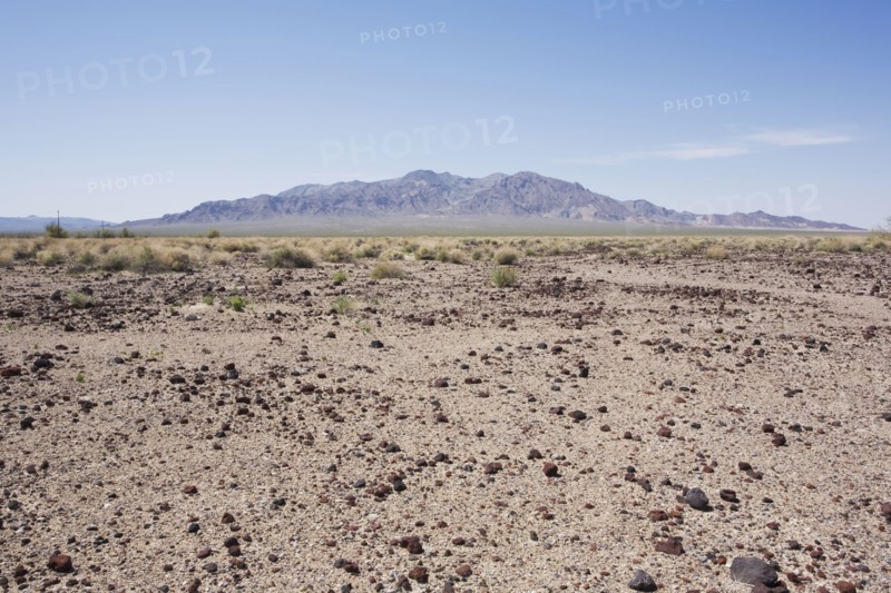 Desert landscape with Funeral Mountain. Photo : Chris Hackett