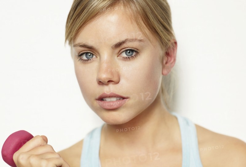 Portrait of young blonde woman exercising. Photo : Momentimages