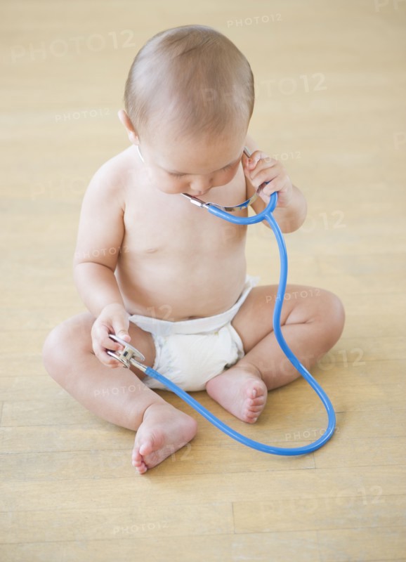 Baby boy (12-17 months) playing with stethoscope. Photo : Daniel Grill