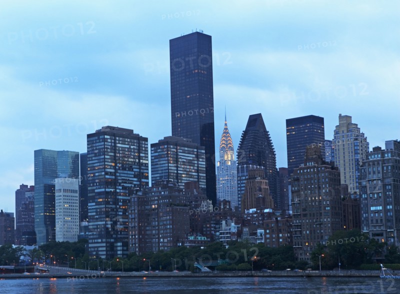 USA, New York State, New York City, Manhattan skyline at dusk. Photo : fotog