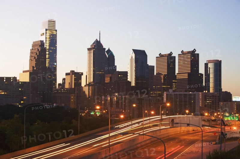 USA, Pennsylvania, Philadelphia, Comcast Center and traffic at dusk. Photo : fotog