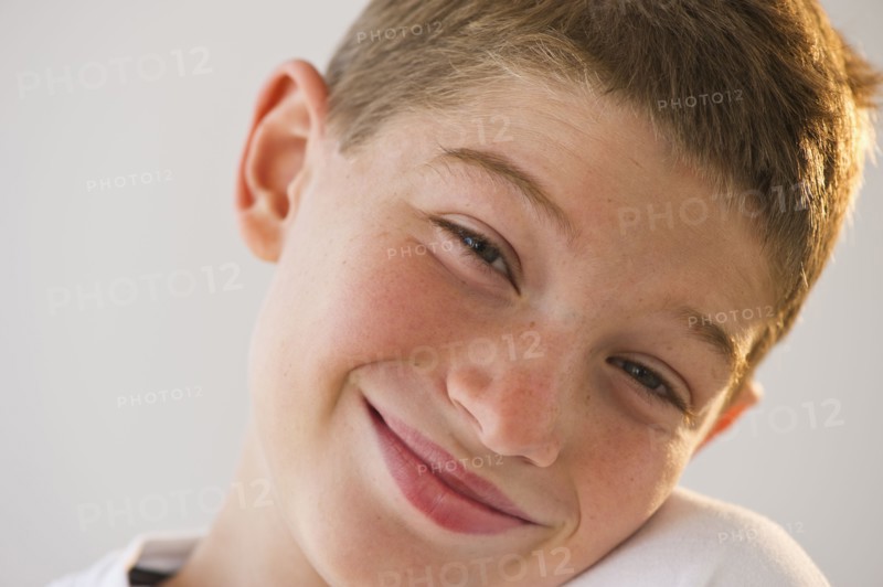 Portrait of smiling boy (10-11). Photo : Daniel Grill