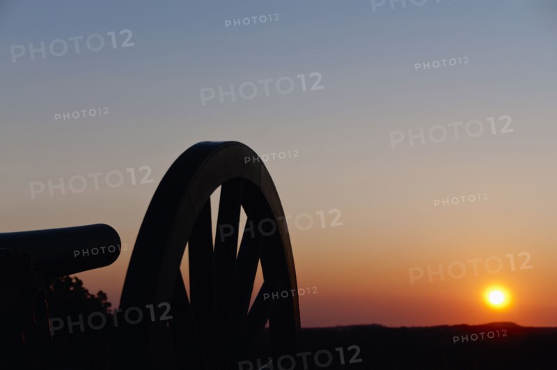 USA, Pennsylvania, Gettysburg, Cemetery Hill, cannon at sunset. Photo : Chris Grill