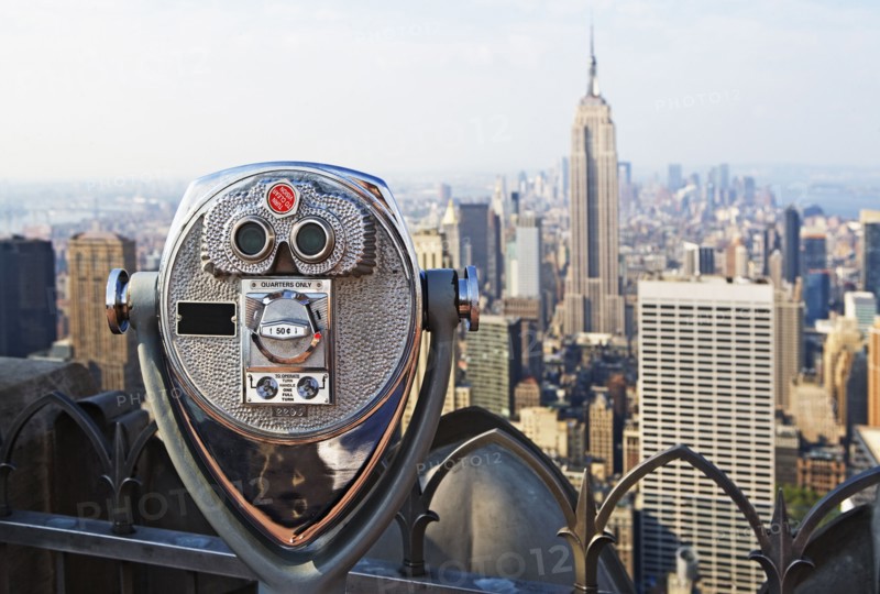 USA, New York State, New York City, Coin-operated binoculars on top of skyscraper. Photo : fotog