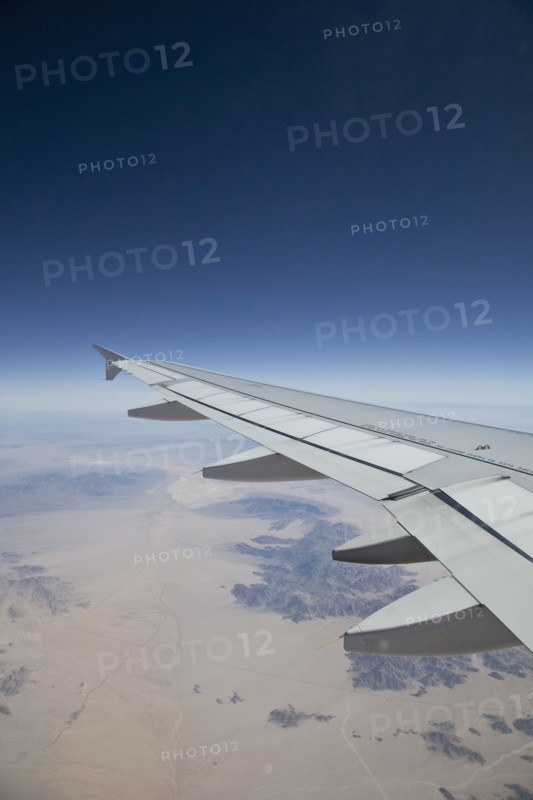 Aeroplane wing in flight. Photo : Johannes Kroemer