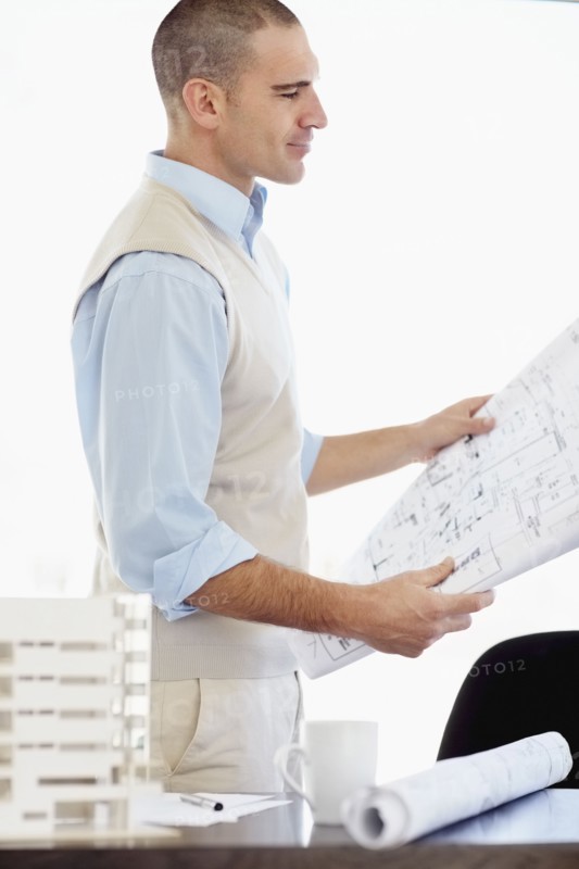 Architect working in office. Photo : Momentimages