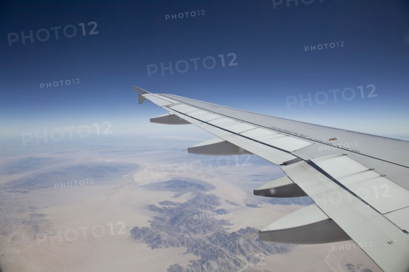 Aeroplane wing in flight. Photo : Johannes Kroemer