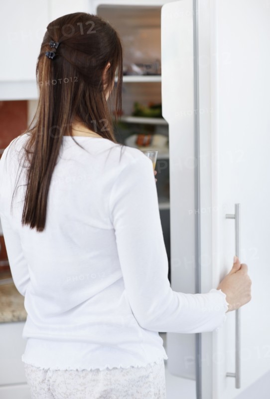 woman opening fridge. Photo : Momentimages
