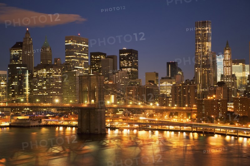 USA, New York State, New York City, Brooklyn Bridge and Manhattan skyline at night. Photo : fotog